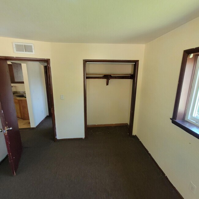 1429 W Atkinson Ave Unit 8, Milwaukee, WI 53206 Room for Rent in
