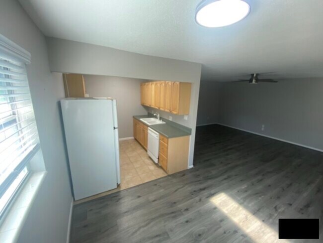 Foto del edificio - Annual Lease, River front location, great ...