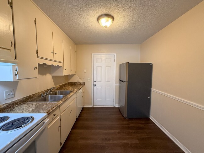 Building Photo - 2 Bedroom 1 Bath Duplex off Creighton Rd!