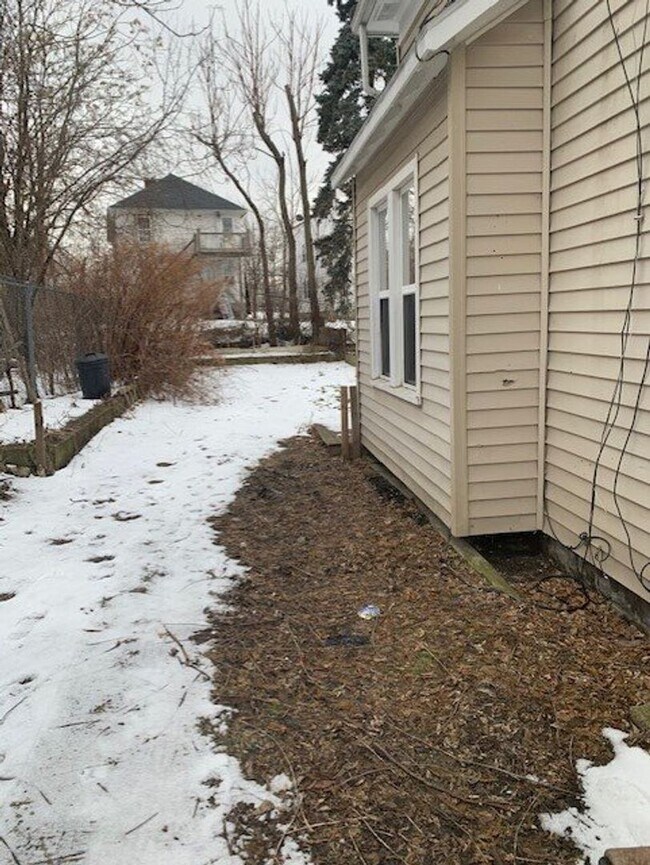 Building Photo - 3 Bedroom 1 Bath Home