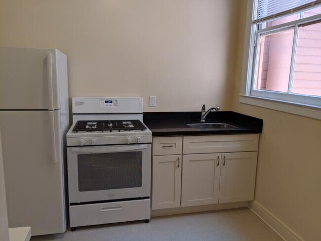 Building Photo - bedroom in San Francisco CA 94114