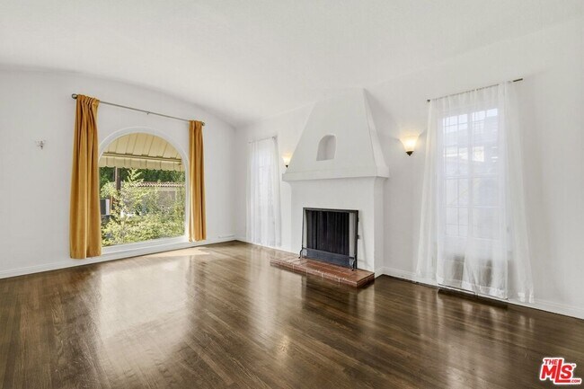 Foto del edificio - 8415 Rosewood Ave