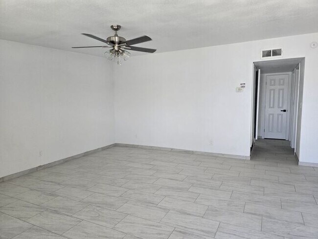 Foto del edificio - SPACIOUS 2BD/1BA  DUPLEX HOME AVAILABLE NOW!!