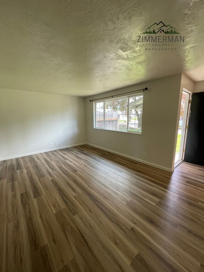 Building Photo - 315-325 Lobelia Ave