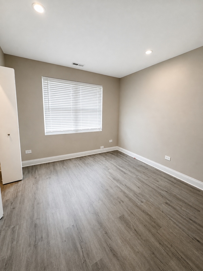 Building Photo - Updated 2-bedroom apartment with parking, front/rear access, modern flooring, full kitchen, and l...