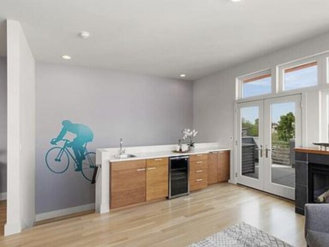 Building Photo - 1735 Central St