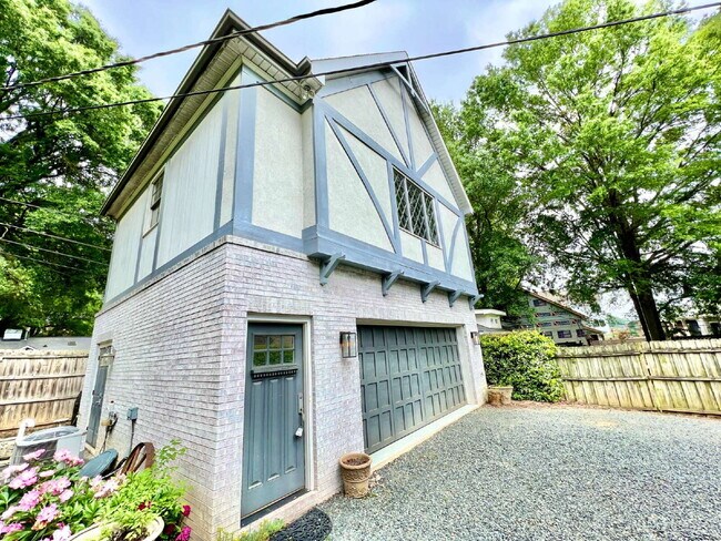 Building Photo - 1 Bed Apartment with TWO CAR GARAGE!