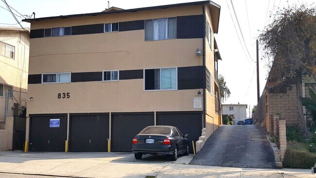 Building Photo - 835 W Beach Ave