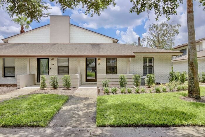 Charming First-Floor 1BR in Audubon Park · In-Unit Laundry · Community Pool with Lake Druid View ... - Charming First-Floor 1BR in Audubon Park · In-Unit Laundry · Community Pool with Lake Druid View ...