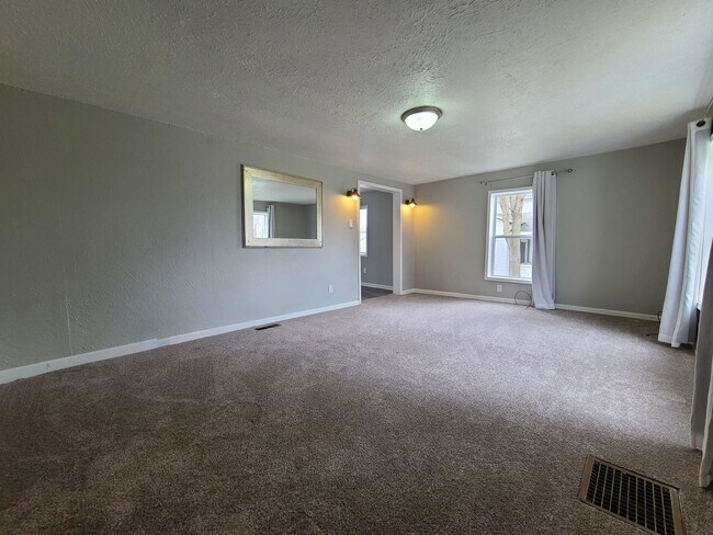 Building Photo - Updated 2 Bedroom 1 Bathroom Home in Fennv...