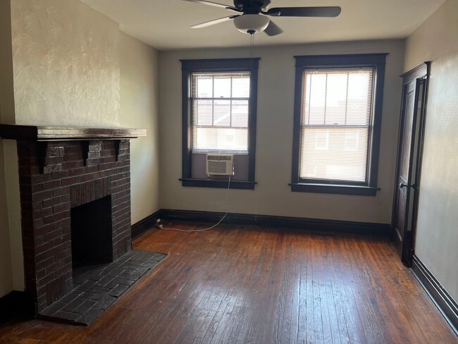 Building Photo - Charming 2nd Floor, 1 bd with new bath. Be...