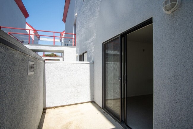 Building Photo - Architecturally Stunning 2Bed/2.5Bath Available Now!