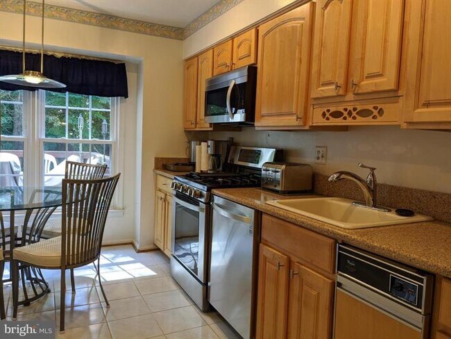 shared stocked kitchen - 4788 Gainsborough Dr