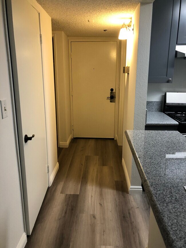 Foto del edificio - 1791 N Sycamore Ave