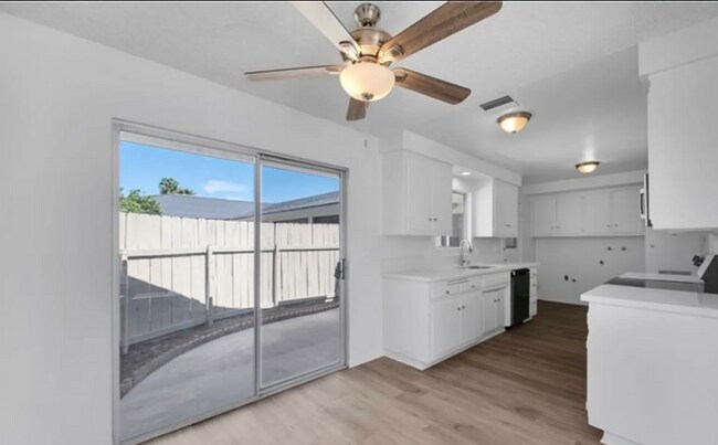 Foto del edificio - 41026 Beachwood Ave