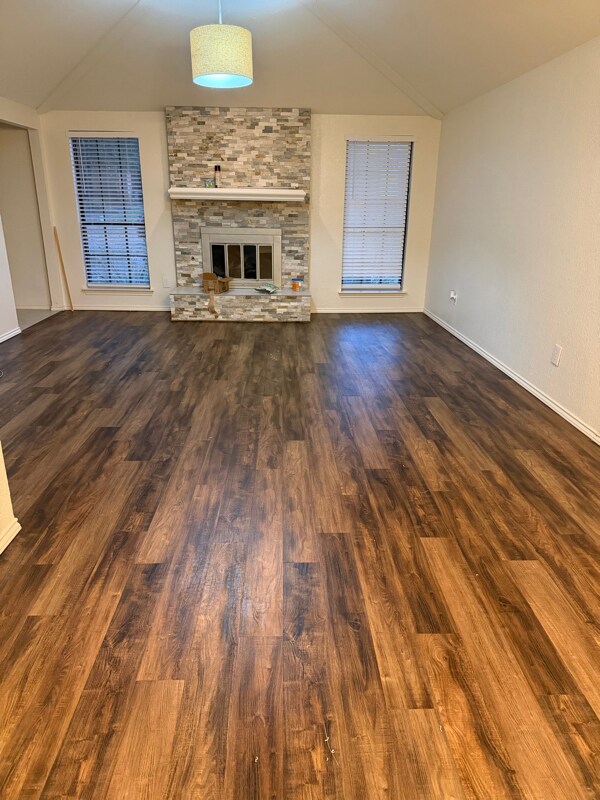 Foto del edificio - 903 Teakwood Ln