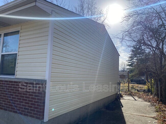 Building Photo - 1372 Farmview Ave