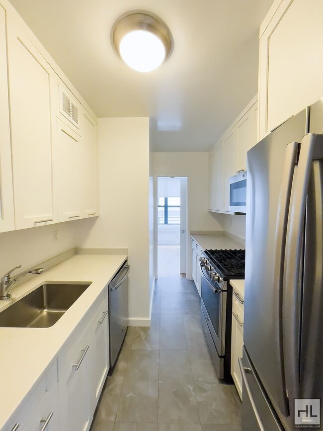 Building Photo - W 87th St