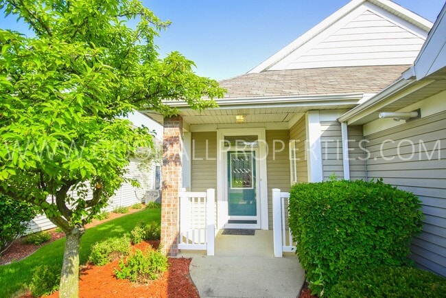Building Photo - 2 Bedroom 2 bath Town Home in West Des Moines