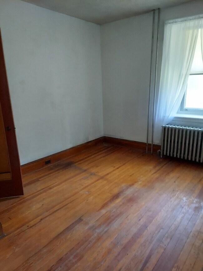Bedroom 2b - 186 Carnegie Ave