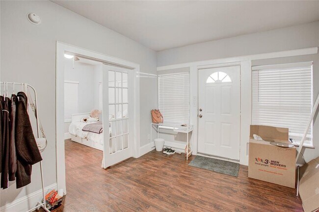 Building Photo - 905 Oakhurst St