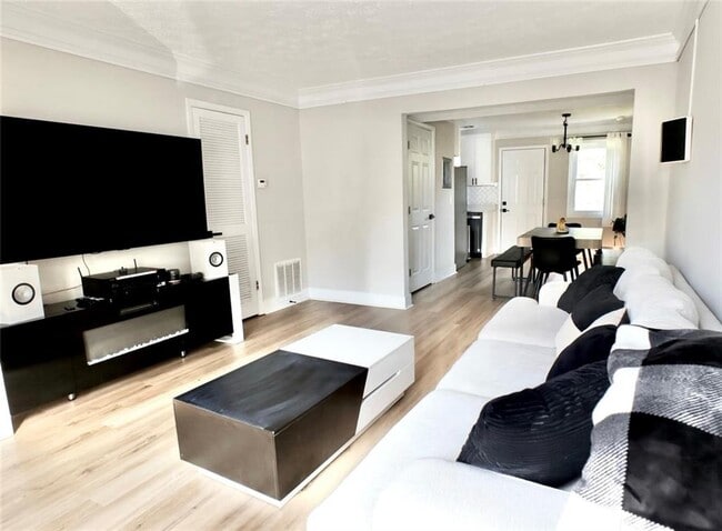 Building Photo - 1101 Magical Way