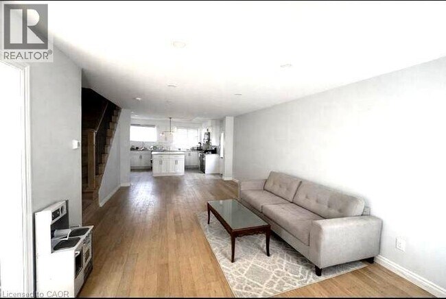 Photo du bâtiment - 150 Overlea Dr