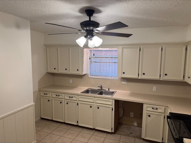 Foto del edificio - 1702 Hazelwood St