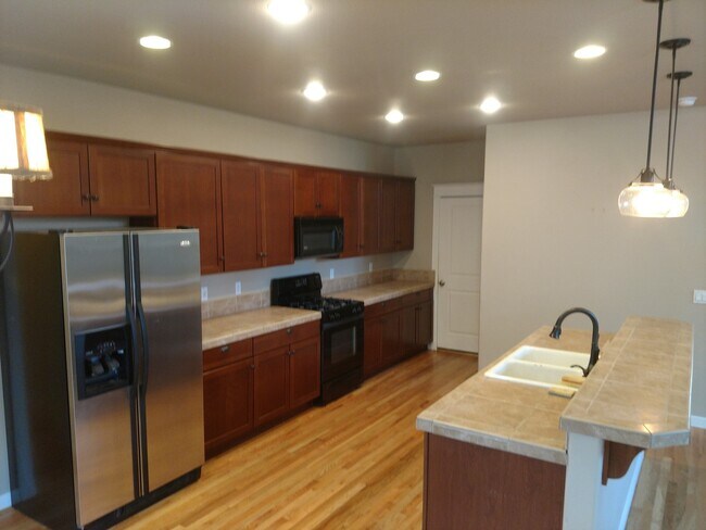 Building Photo - SW Bend - 3 Bed 2.5 Bath -Fenced-Corner lot-Amenities