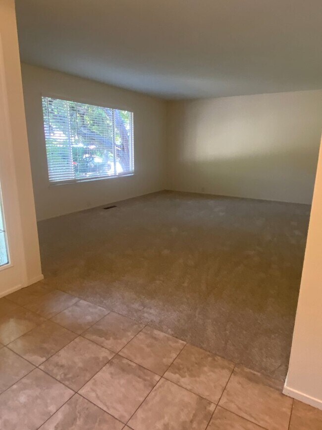 Foto del edificio - Pleasanton Single Story House 4 bed/2 bath, Downtown next to Amador Valley High! Great Location