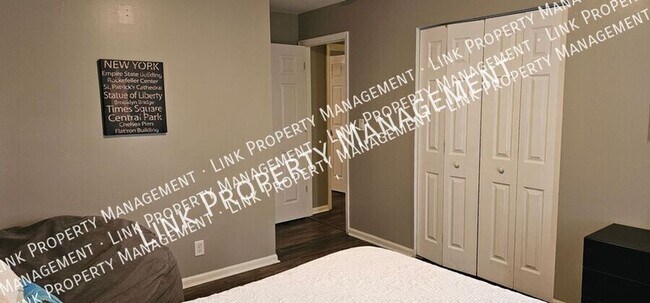 Foto del edificio - 2433 Meade Cir