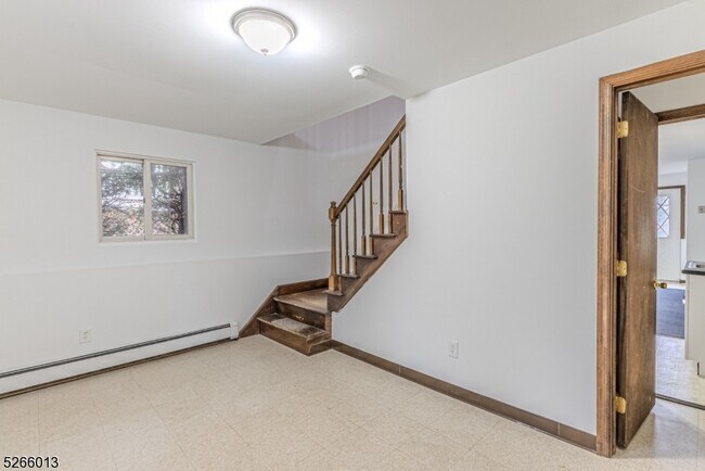 Building Photo - 435 William St