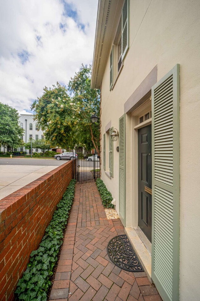 Building Photo - Charming End Townhouse in Prime North Old Town Location