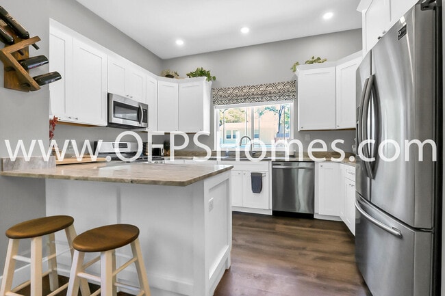 Building Photo - 712 Cypress Dr