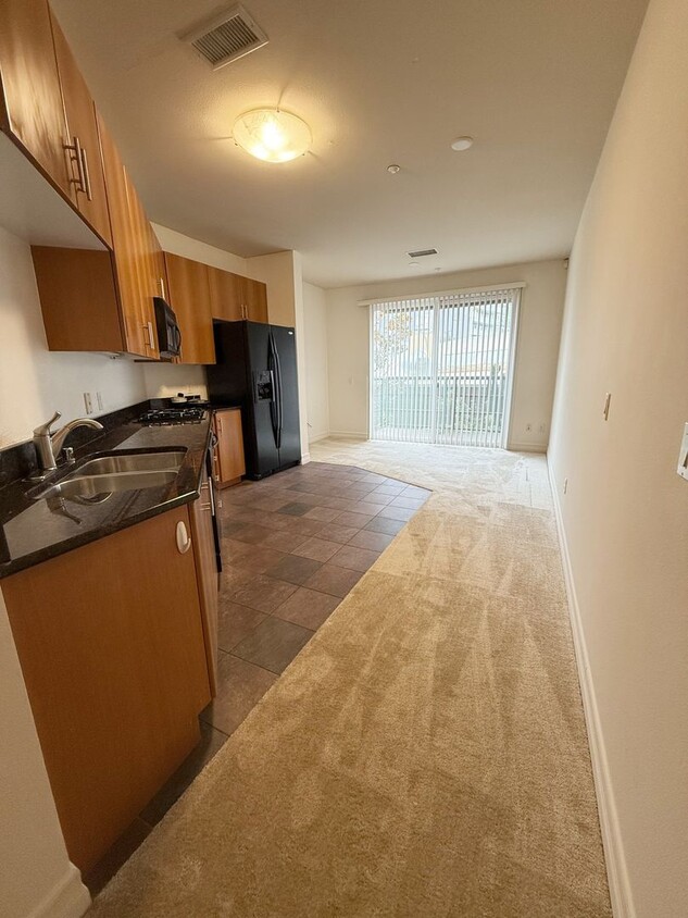 Foto principal - 1 Bed/ 1 Bath Condo for Rent at Park Blvd....