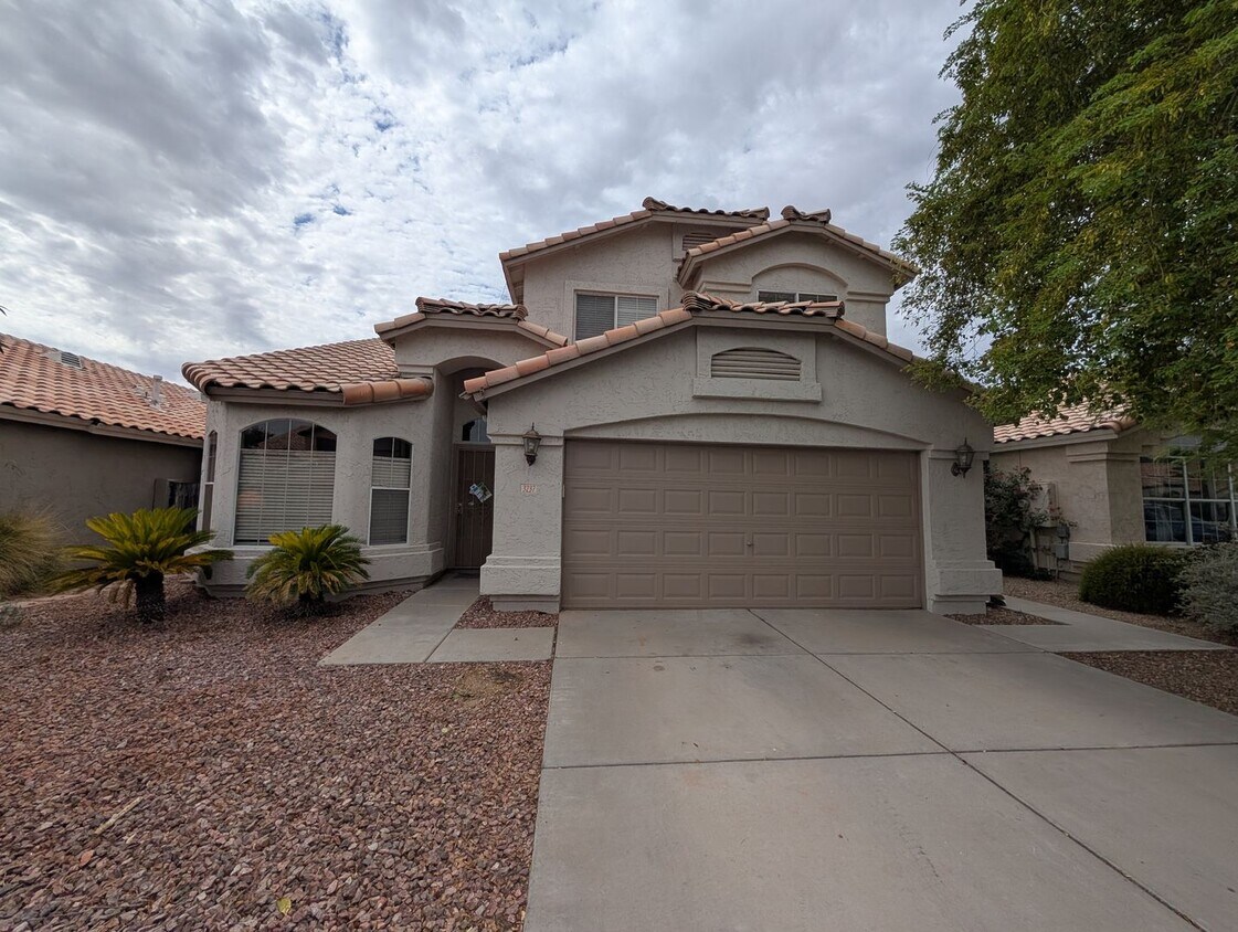 Foto principal - 4 Bedroom 2.5 Bathroom Lakewood Home