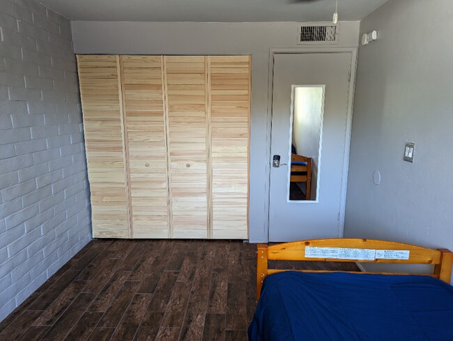 Foto del edificio - 8016 E 7th St