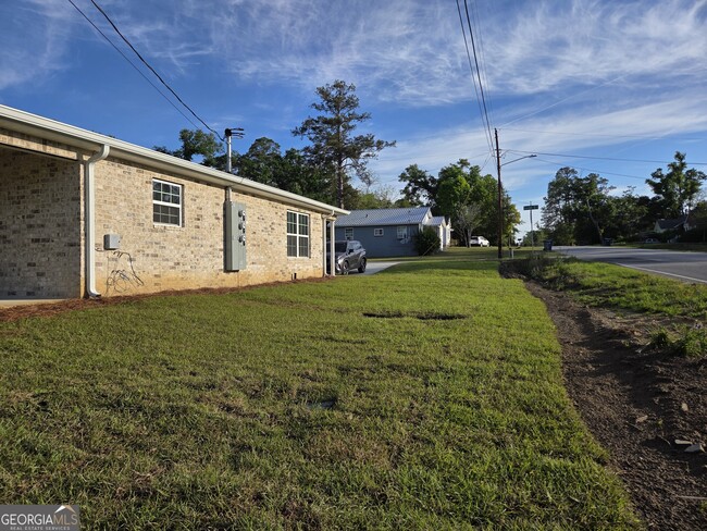 Building Photo - 401 E 7th St