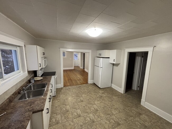 Building Photo - 25 Vipond Rd