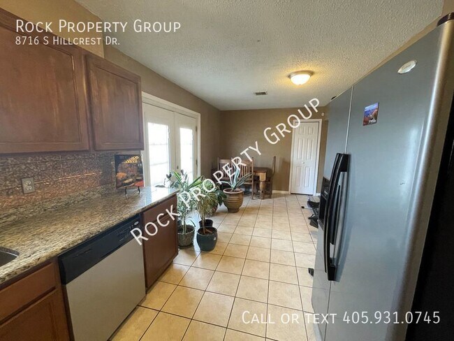 Foto del edificio - 3 bedroom 2 bath, 2 car garage coming avai...