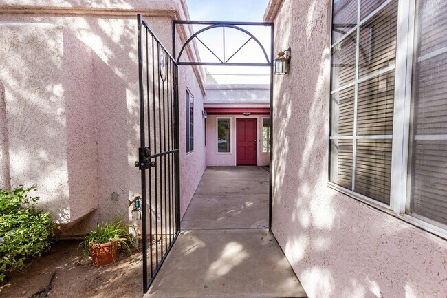 Foto del edificio - Beautiful and Spacious 3BR 2BA Home w/ Courtyard • Fenced Yard • Cul-de-sac in Tucson