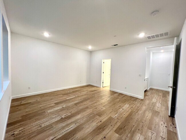 Foto del edificio - GORGEOUS 4 BED/3BATH IN BRENTWOOD SAVE $10...