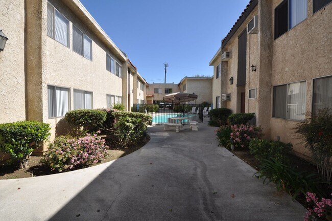 Building Photo - 24411 Newhall Ave