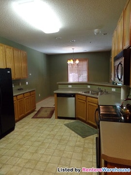 Building Photo - 702 Maple Hills Dr