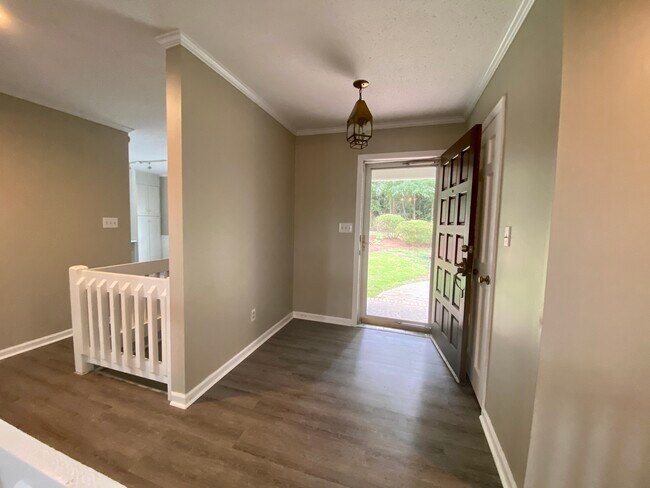 Front entrance - 2908 Jimamie Ln
