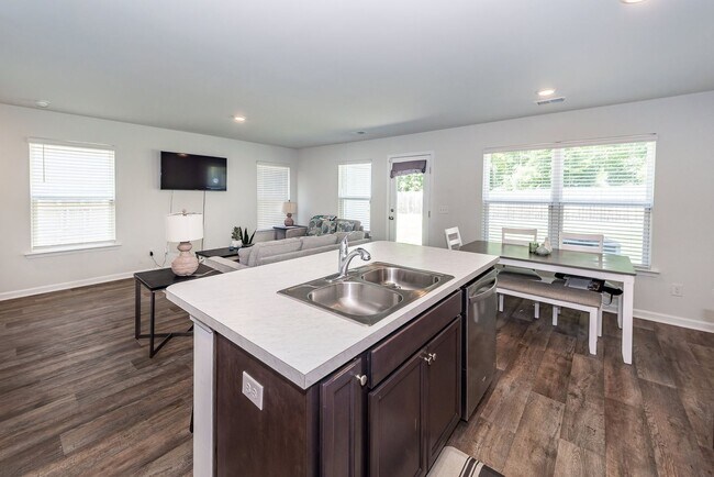 Foto del edificio - 4 Bedroom 3 Bath Single Family Home Shady ...