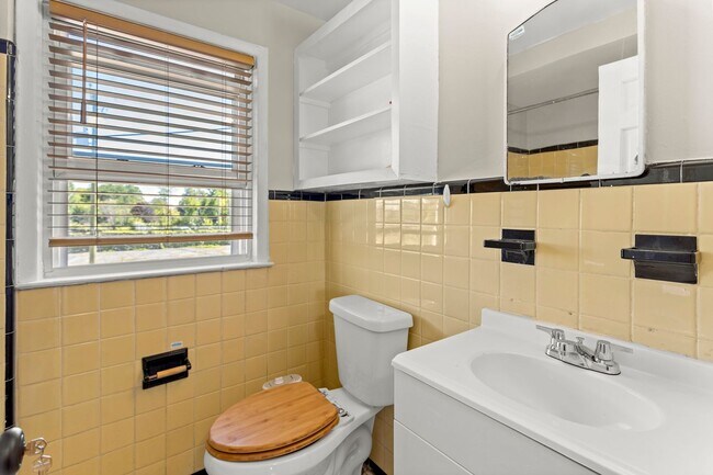 Foto del edificio - Beautiful updated townhome