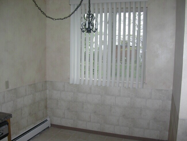 Building Photo - 745 S Millvale Ave