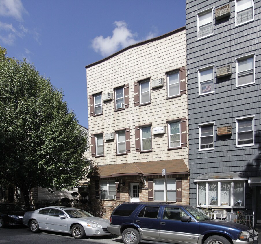 Primary Photo - 151 Withers St