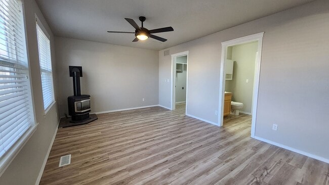 Building Photo - 4 bedroom, 2.5 bathroom home with all new ...